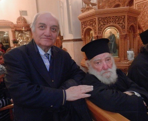 O τιμώμενος κληρικός, μαζί με τον Εκδότη των Θηραϊκών Νέων"κ. Ε.Α. Λιγνό