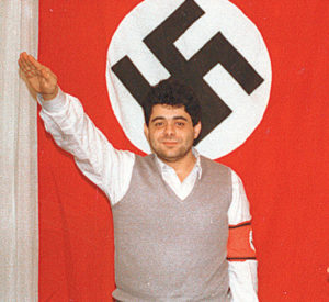 Αυτός που χαιρετάει ναζιστικά, μπροστα στη ναζιστική σημαία, δεν είναι Ναζί, Ναζιάρης είναι. Και παρεπιπτόντως Αρχηγός της Χρυσής Αυγής.