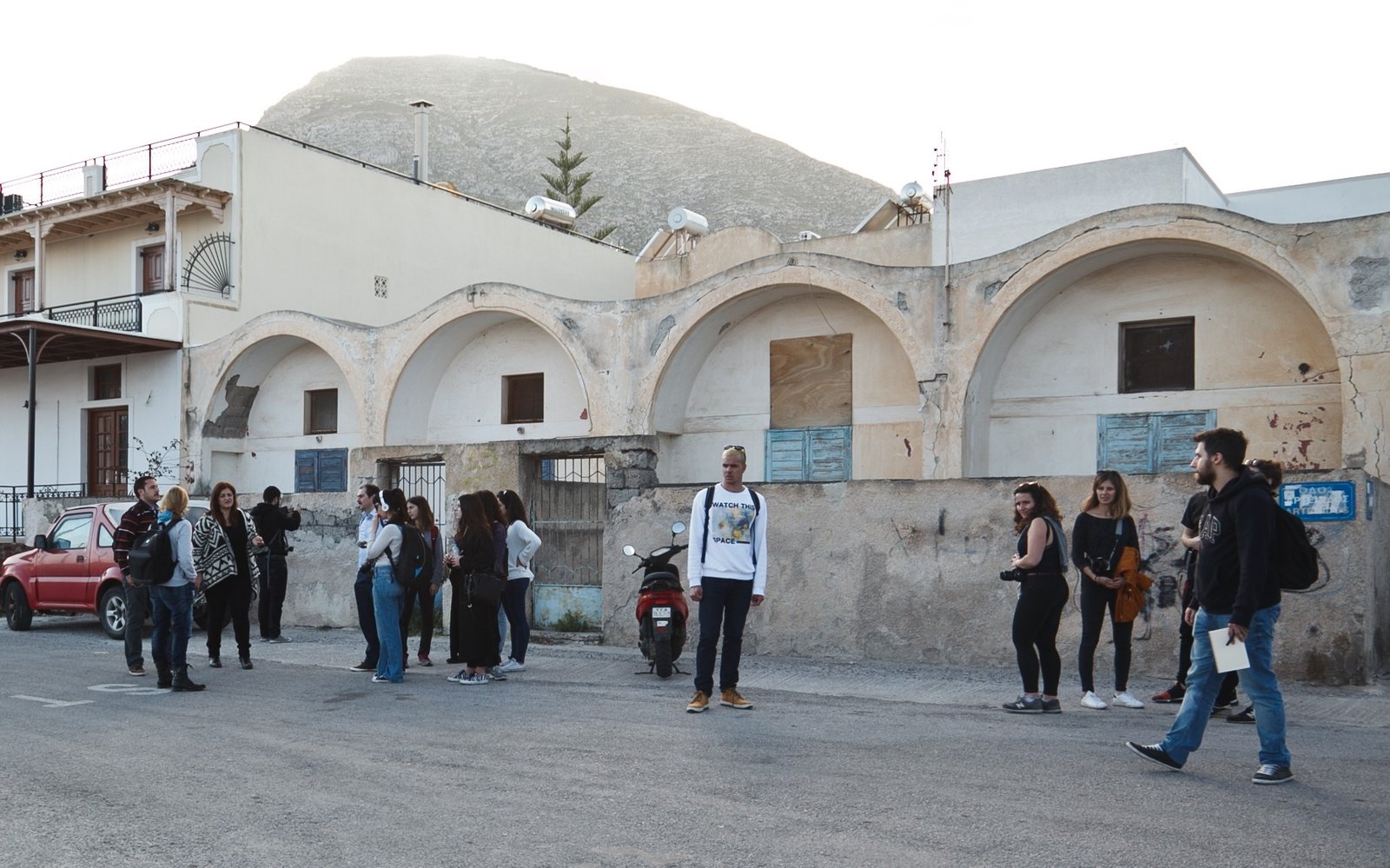 “ Ο LE CORBUSIER KAI H ΜΟΝΤΕΡΝΑ ΣΑΝΤΟΡΙΝΗ”