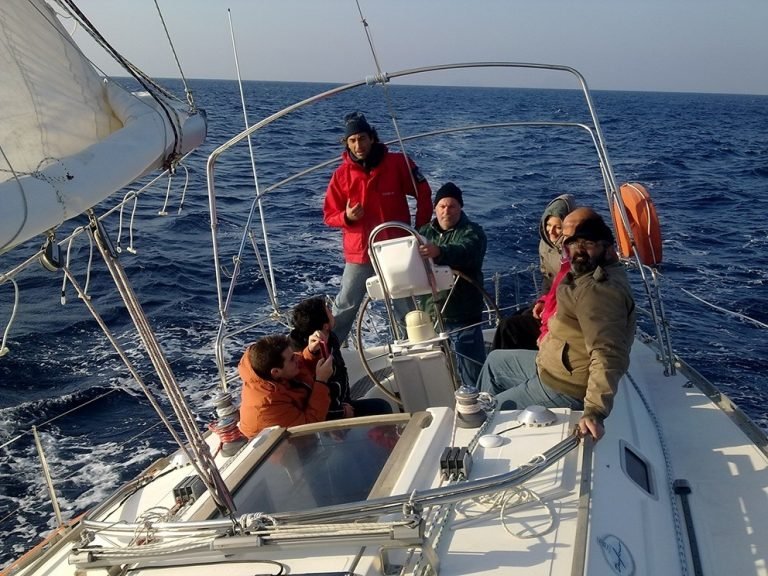 ΕΠΑΝΑΔΡΑΣΤΗΡΙΟΠΟΙΟΥΝΤΑΙ ΟΙ ΙΣΤΙΟΠΛΟΟΙ ΤΗΣ ΣΑΝΤΟΡΙΝΗΣ