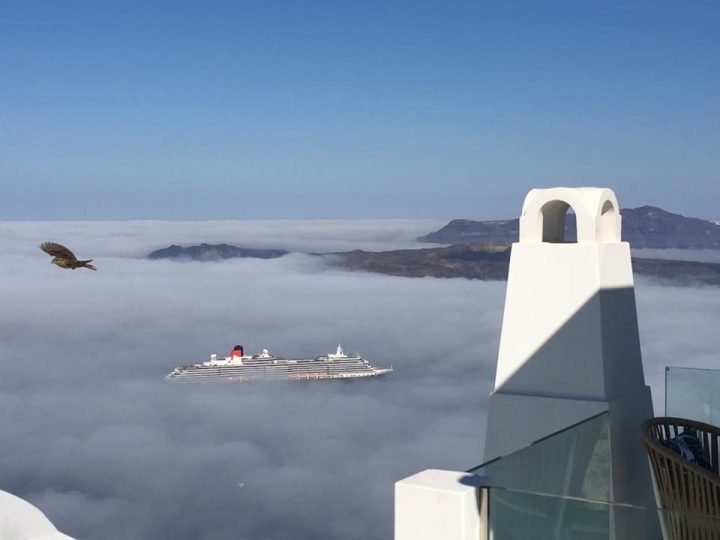 “ΑΙΘΕΡΟΠΛΟΩΝΤΑΣ” ΣΤΗ ΣΑΝΤΟΡΙΝΗ