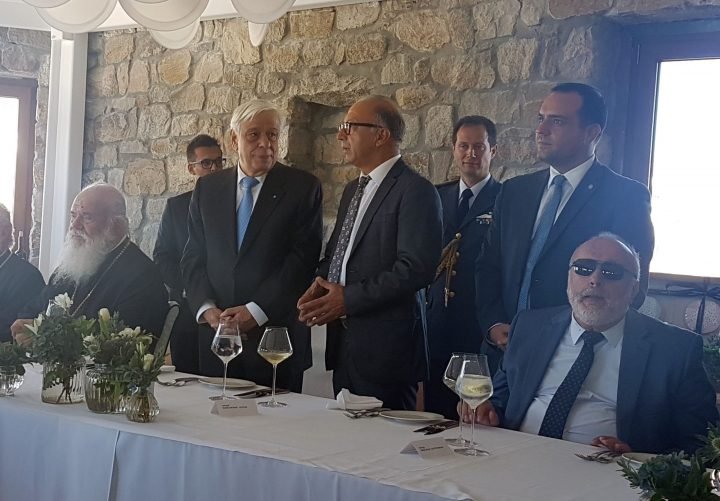 Η ΠΕΡΙΦΕΡΕΙΑ ΤΙΜΑ ΤΟΝ ΠΡΟΕΔΡΟ ΚΑΙ ΤΟΝ ΑΡΧΙΕΠΙΣΚΟΠΟ ΑΘΗΝΩΝ