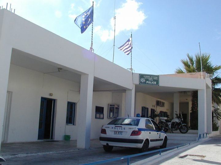 ΠΑΡΑΜΕΝΟΥΝ ΣΤΗ ΣΑΝΤΟΡΙΝΗ ΟΙ 5 ΑΣΤΥΝΟΜΙΚΟΙ-ΕΙΔΙΚΟΙ ΦΡΟΥΡΟΙ