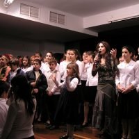 Η ΣΤ. ΞΙΑΡΧΟΥ ΚΑΙ ΤΑ ΧΟΡΕΥΤΙΚΑ ΤΗΣ, ΜΕΤΑΛΑΜΠΑΔΕΥΟΥΝ ΞΑΝΑ ΤΗΝ ΠΑΡΑΔΟΣΗ ΤΟΥ ΝΗΣΙΟΥ