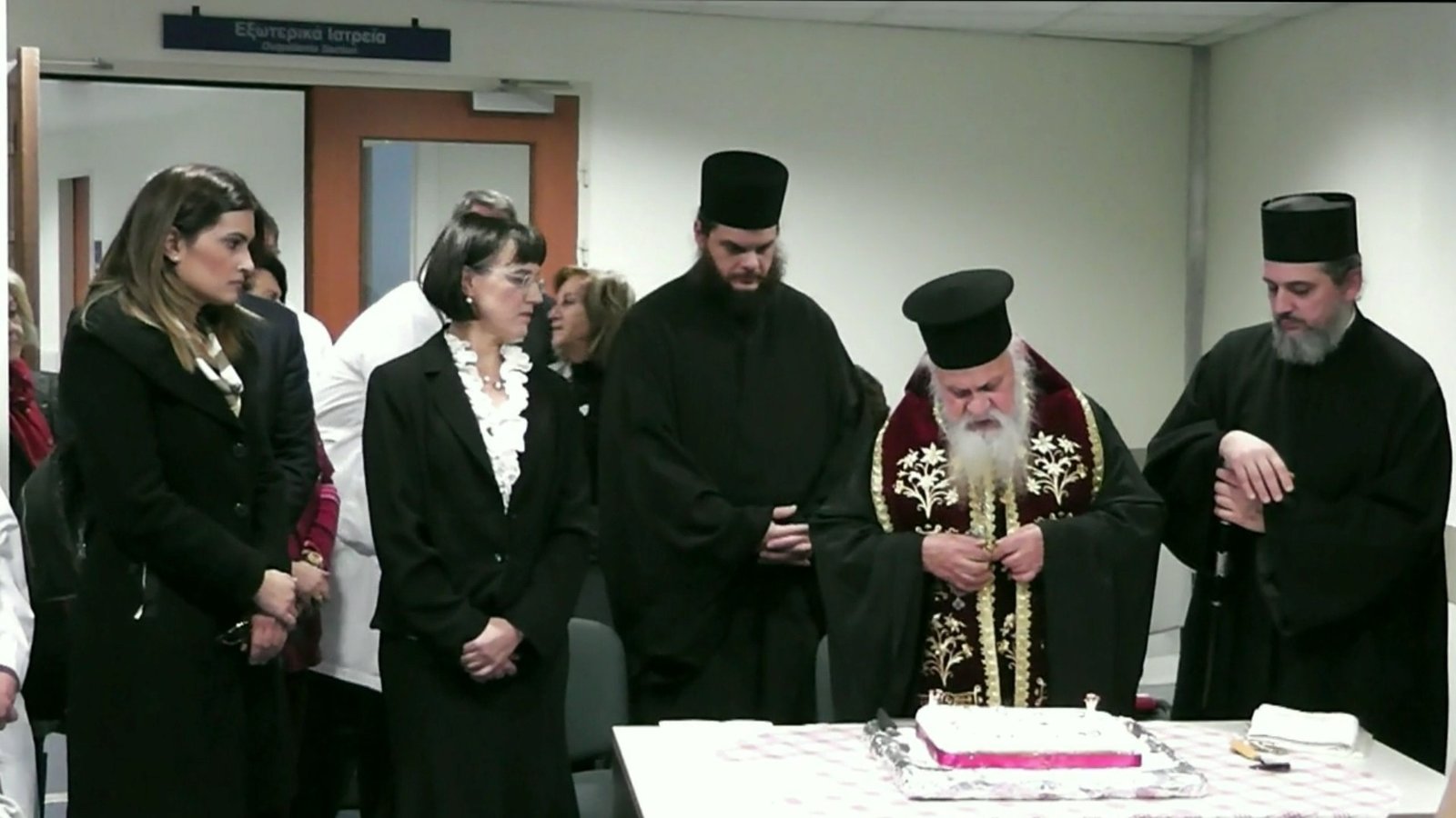 ΒΙΝΤΕΟ: ΠΡΩΤΗ ΚΟΠΗ ΠΙΤΑΣ ΣΤΟ ΝΟΣΟΚΟΜΕΙΟ ΘΗΡΑΣ