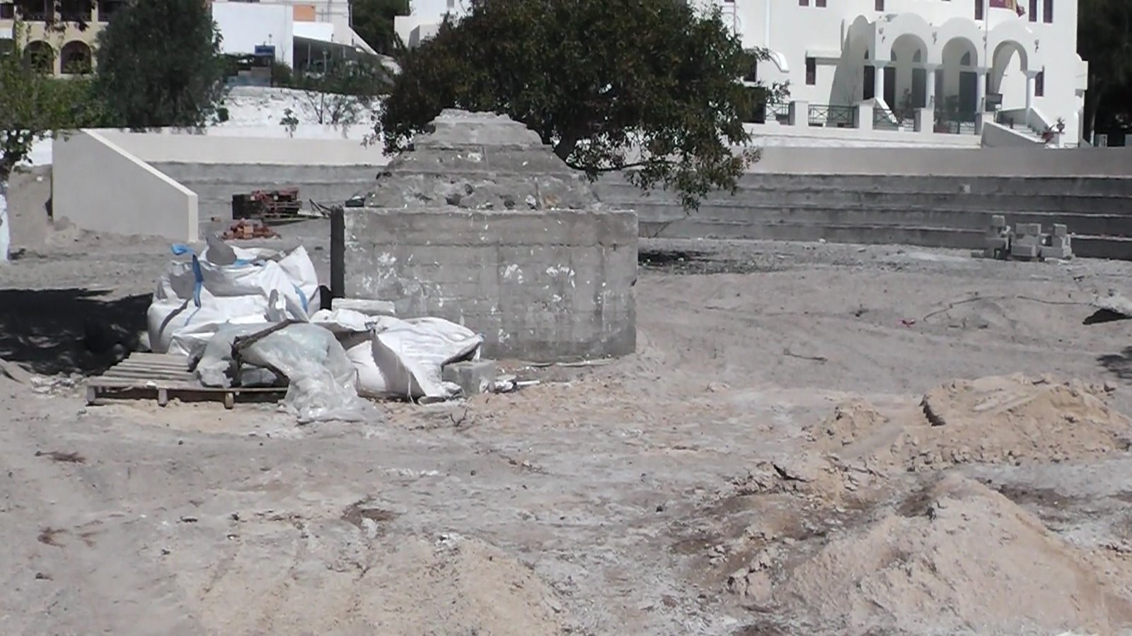 ΒΙΝΤΕΟ:ΠΛΑΤΕΙΑ ΕΜΠΟΡΕΙΟΥ- ΕΝΑ ΣΚΟΝΙΣΜΕΝΟ, ΕΠΙΚΙΝΔΥΝΟ ΓΙΑΠΙ