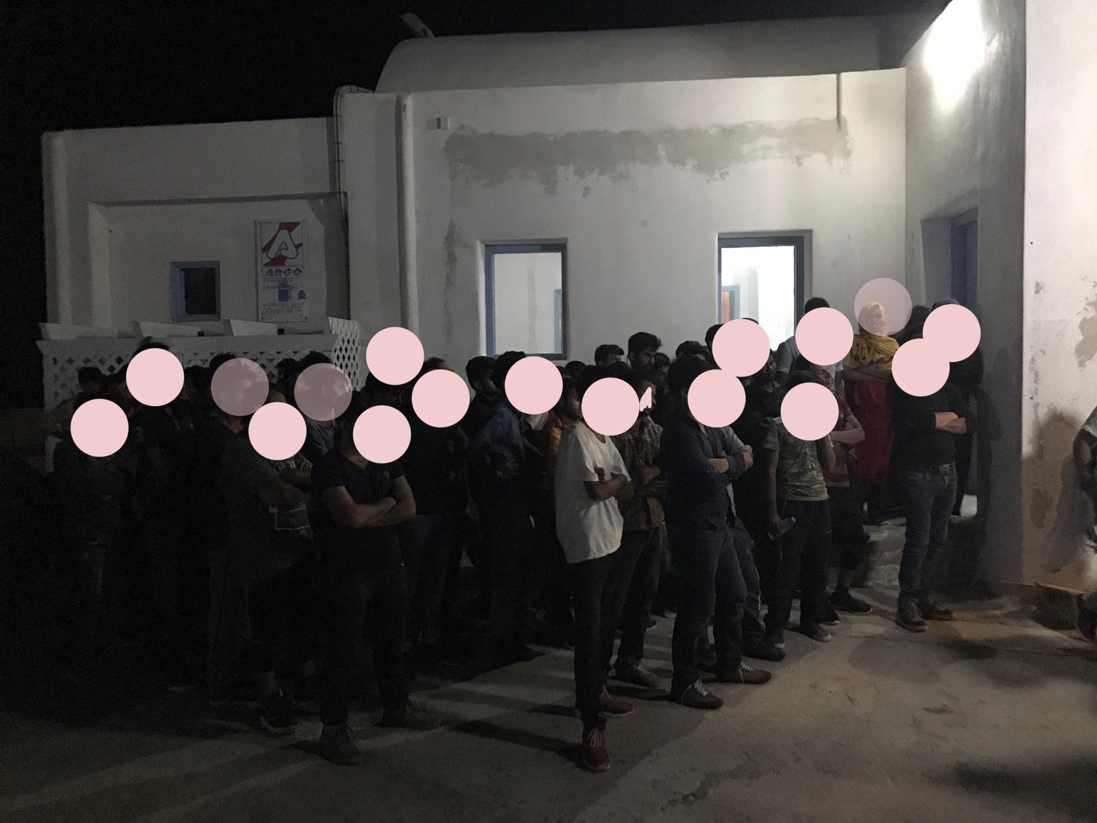 35 ΜΕΤΑΝΑΣΤΕΣ/ ΠΡΟΣΦΥΓΕΣ ΒΡΕΘΗΚΑΝ ΣΕ ΠΑΡΑΛΙΑ ΤΗΣ ΦΟΛΕΓΑΝΔΡΟΥ