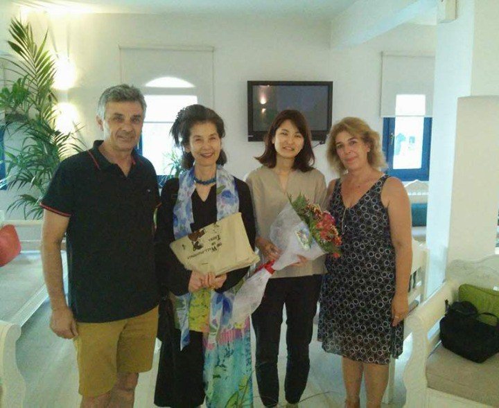 Η ΤΕΦΡΑ ΤΟΥ ΙΑΠΩΝΑ ΦΙΛΕΛΛΗΝΑ ΜΑΚΟΤΟ ΟΝΤΑ ΣΤΗ ΘΑΛΑΣΣΑ ΤΗΣ ΣΑΝΤΟΡΙΝΗΣ