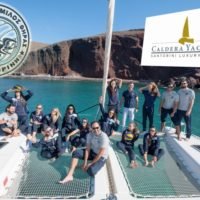 ΣΤΑΘΕΡΑ ΣΤΟ ΠΛΕΥΡΟ ΤΟΥ ΑΟ ΘΗΡΑΣ Η “CALDERA YACHTING”