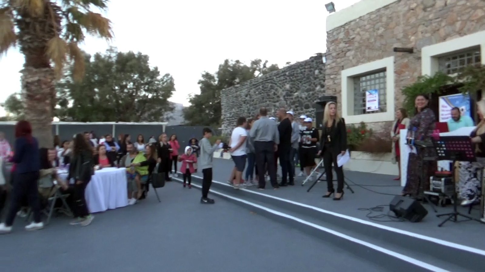 ΒΑΔΙΖΟΝΤΑΣ ΧΑΜΟΓΕΛΑΣΤΑ ΣΤΗΝ ΑΝΥΔΡΗ ΕΡΗΜΟ