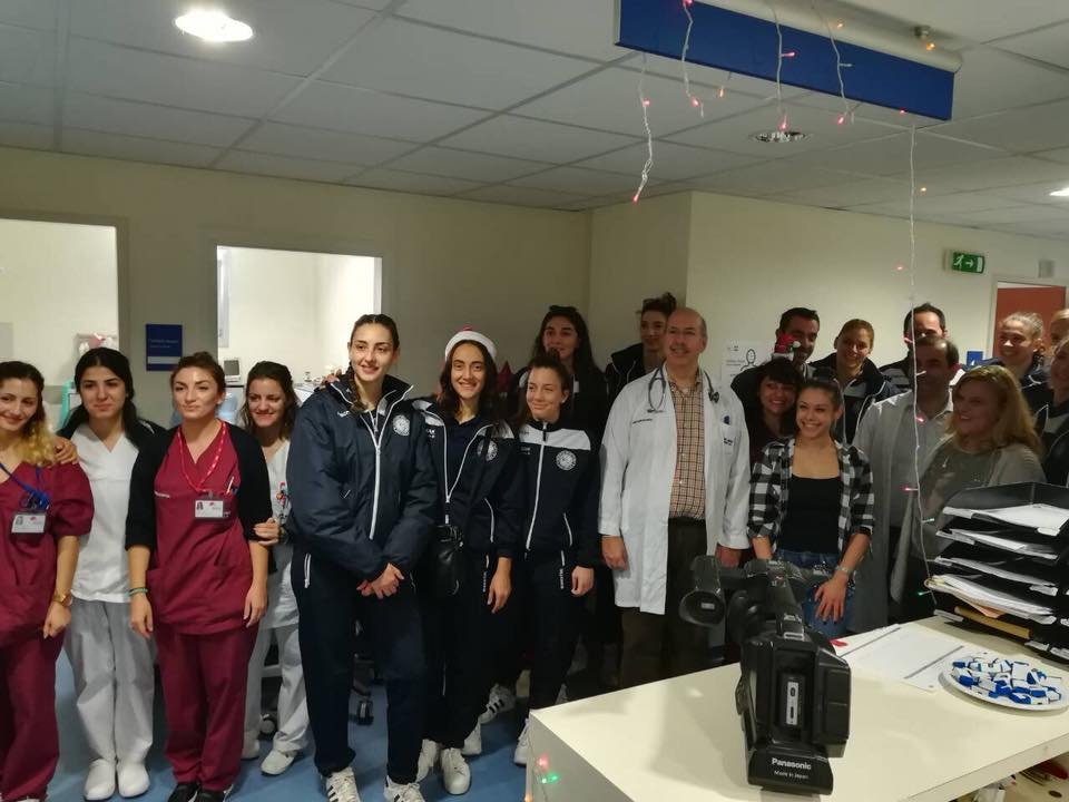 Ο ΑΟ ΘΗΡΑΣ ΜΟΙΡΑΣΤΗΚΕ ΞΑΝΑ ΤΗ ΧΑΡΑ ΤΩΝ ΧΡΙΣΤΟΥΓΕΝΝΩΝ
