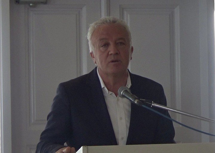 “ΝΑ ΜΕΙΝΕΙ Η ΓΗ ΣΤΑ ΧΕΡΙΑ ΤΩΝ ΑΓΡΟΤΩΝ”