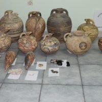 ΕΠΙ ΕΝΑ ΧΡΟΝΟ ΑΦΑΙΡΟΥΣΑΝ ΑΡΧΑΙΑ ΑΠΟ ΤΟ ΜΟΥΣΕΙΟ ΠΡΟΪΣΤΟΡΙΚΗΣ ΘΗΡΑΣ