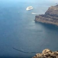 ΤΟ SEA DIAMOND ΒΥΘΙΖΕΤΑΙ ΣΤΗ ΛΗΘΗ- ΤΟ ΦΡΑΓΜΑ ΠΡΟΣΤΑΣΙΑΣ ΣΤΗ ΘΑΛΑΣΣΑ