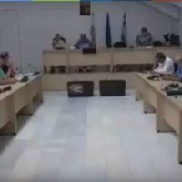 ΑΠΕΙΛΗ ΠΑΡΑΙΤΗΣΗΣ ΔΗΜΟΤΙΚΟΥ ΣΥΜΒΟΥΛΙΟΥ ΚΑΙ ΚΛΕΙΣΙΜΟ ΔΗΜΟΥ ΜΕΤΑ ΤΟΝ ΤΡΑΜΠΟΥΚΙΣΜΟ ΣΤΗΝ ΠΟΛΕΟΔΟΜΙΑ