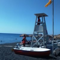 ΞΕΚΙΝΗΣΕ Η ΝΑΥΑΓΟΣΩΣΤΙΚΗ ΚΑΛΥΨΗ ΠΑΡΑΛΙΩΝ ΤΗΣ ΣΑΝΤΟΡΙΝΗΣ