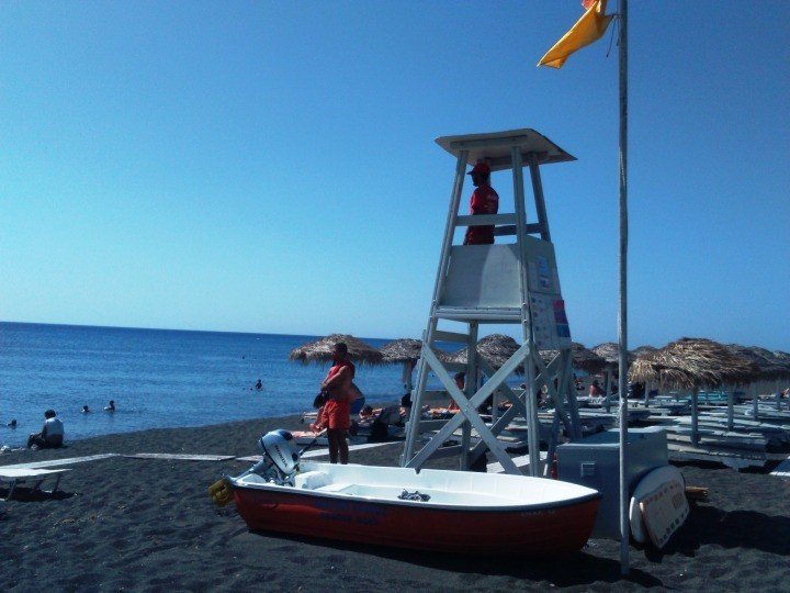 ΞΕΚΙΝΗΣΕ Η ΝΑΥΑΓΟΣΩΣΤΙΚΗ ΚΑΛΥΨΗ ΠΑΡΑΛΙΩΝ ΤΗΣ ΣΑΝΤΟΡΙΝΗΣ
