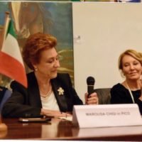 ΜΑΡΩ(ΜΑΡΟΥΣΑ) ΓΚΥΖΗ ΙΝ ΠΙΚΟ:ΜΙΑ ΣΑΝΤΟΡΙΝΙΑ ΠΡΕΣΒΕΙΡΑ  ΕΛΛΗΝΙΚΗΣ ΚΟΥΖΙΝΑΣ ΚΑΙ ΙΣΤΟΡΙΑΣ
