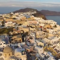 ΒΙΝΤΕΟ: Η ΣΑΝΤΟΡΙΝΗ ΑΠΟ ΨΗΛΑ ΣΕ ΕΝΑΜΙΣΗ ΛΕΠΤΟ