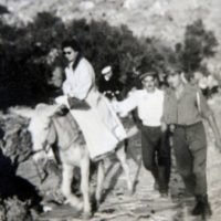 1954: ΠΑΥΛΟΣ& ΦΡΕΙΔΕΡΙΚΗ ΣΤΗ ΣΙΚΙΝΟ ΜΕ ΤΗΝ “ΚΡΟΥΑΖΙΕΡΑ ΤΩΝ ΕΣΤΕΜΜΕΝΩΝ”