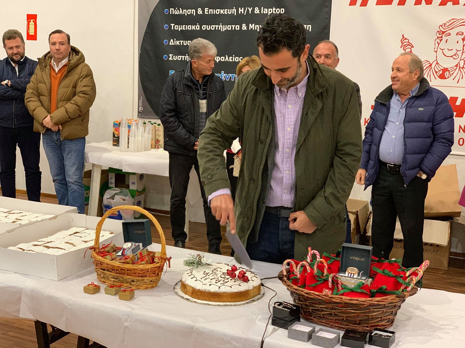 Η ΑΘΛΗΤΙΚΗ ΟΙΚΟΓΕΝΕΙΑ ΤΟΥ ΑΟ ΘΗΡΑΣ ΕΚΟΨΕ ΤΗΝ ΠΙΤΑ ΤΗΣ