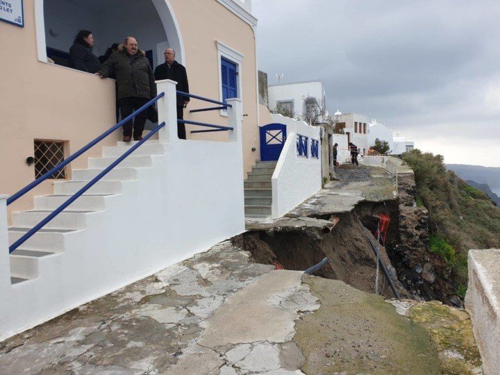 ΤΟ ΣΑΡΔΟΝΙΟ ΧΑΜΟΓΕΛΟ ΤΗΣ ΦΥΣΗΣ ΑΠΕΝΑΝΤΙ ΣΤΗΝ ΠΡΟΧΕΙΡΟΤΗΤΑ ΚΑΙ ΤΗΝ ΑΠΛΗΣΤΙΑ