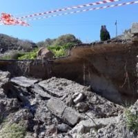 ΚΥΡΙΕ ΔΗΜΑΡΧΕ ΑΝΤΙΛΗΦΘΗΚΑΤΕ ΠΩΣ Η ΣΑΝΤΟΡΙΝΗ ΚΑΤΑΡΡΕΕΙ ΚΑΤΩ ΑΠΟ ΤΑ ΠΟΔΙΑ ΣΑΣ;