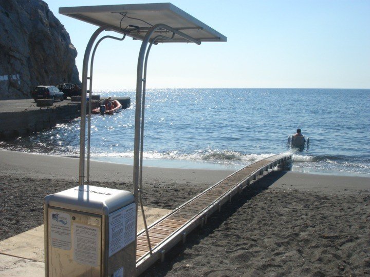 ΘΑΛΑΣΣΟ-ΚΛΑΡΙΝΟΓΑΜΠΡΟΣ ΚΑΤΑΣΤΡΕΦΕΙ ΕΓΚΑΤΑΣΤΑΣΗ ΠΡΟΣΒΑΣΗΣ ΑΜΕΑ