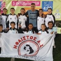 ΧΩΡΙΣ ΣΤΑΔΙΟ ΣΤΙΒΟΥ, Η ΣΑΝΤΟΡΙΝΗ ΔΙΑΠΡΕΠΕΙ ΚΑΙ ΣΤΟΝ ΣΤΙΒΟ