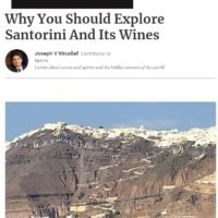 FORBES: “ΓΙΑΤΙ ΠΡEΠΕΙ ΝΑ ΕΞΕΡΕΥΝΗΣΕΤΕ ΤΗ ΣΑΝΤΟΡΙΝΗ ΚΑΙ ΤΑ ΚΡΑΣΙΑ ΤΗΣ”