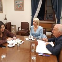 ΣΥΝΑΝΤΗΣΗ ΕΠΑΡΧΟΥ ΘΗΡΑΣ ΜΕ ΤΗΝ ΥΦΥΠΟΥΡΓΟ ΠΑΙΔΕΙΑΣ.