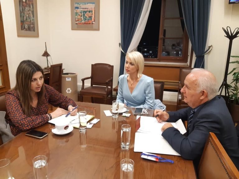 ΣΥΝΑΝΤΗΣΗ ΕΠΑΡΧΟΥ ΘΗΡΑΣ ΜΕ ΤΗΝ ΥΦΥΠΟΥΡΓΟ ΠΑΙΔΕΙΑΣ.