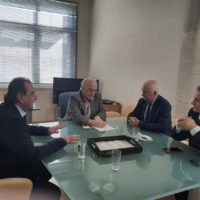 ΣΥΝΑΝΤΗΣΗ ΔΗΜΑΡΧΟΥ ΜΕ ΑΕΜΥ ΓΙΑ ΤΟΥΣ ΝΕΦΡΟΠΑΘΕΙΣ ΤΟΥ ΝΗΣΙΟΥ