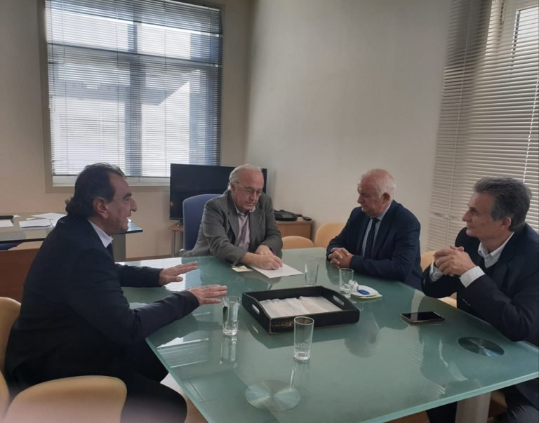 ΣΥΝΑΝΤΗΣΗ ΔΗΜΑΡΧΟΥ ΜΕ ΑΕΜΥ ΓΙΑ ΤΟΥΣ ΝΕΦΡΟΠΑΘΕΙΣ ΤΟΥ ΝΗΣΙΟΥ