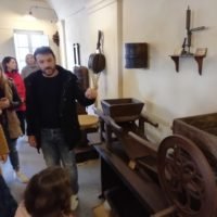 Θέμα: Επίσκεψη μελών και φίλων της Θηραϊκής Εταιρείας Επιστημών, Γραμμάτων και Τεχνών στην «Κάναβα Σαντορίνη».