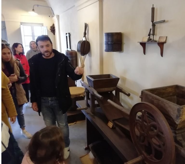 Θέμα: Επίσκεψη μελών και φίλων της Θηραϊκής Εταιρείας Επιστημών, Γραμμάτων και Τεχνών στην «Κάναβα Σαντορίνη».