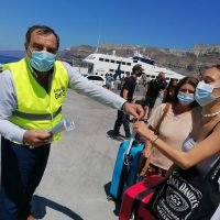 30.000 ΜΑΣΚΕΣ ΜΟΙΡΑΖΕΙ Ο ΔΗΜΟΣ ΘΗΡΑΣ ΣΕ ΕΠΙΣΚΕΠΤΕΣ