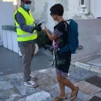 Η ΔΗΜΟΤΙΚΗ ΚΟΙΝΟΤΗΤΑ ΟΙΑΣ ΔΙΑΝΕΜΕΙ ΜΑΣΚΕΣ