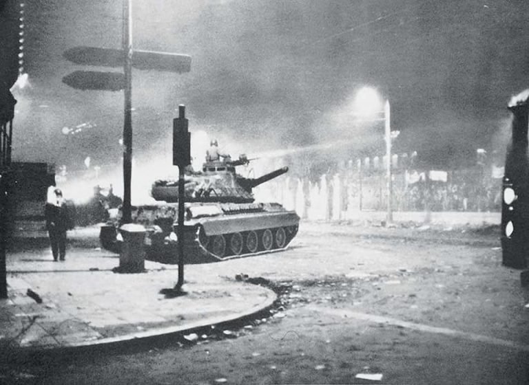 Τιμή και δόξα στους νεκρούς του πολυτεχνείου