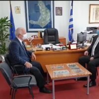 «Επίσκεψη του Δημάρχου Θήρας Αντώνη Σιγάλα στον νέο Αντιπεριφερειάρχη Υγείας Χαράλαμπο Δαρζέντα»