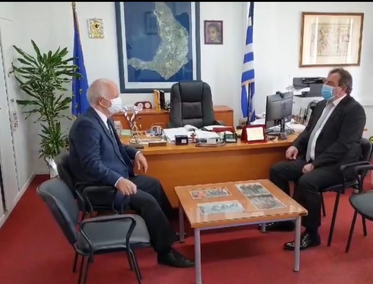 «Επίσκεψη του Δημάρχου Θήρας Αντώνη Σιγάλα στον νέο Αντιπεριφερειάρχη Υγείας Χαράλαμπο Δαρζέντα»