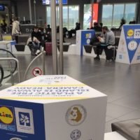 ΠΡΟΒΟΛΗ ΤΗΣ ΣΑΝΤΟΡΙΝΗΣ ΣΤΟ ΑΕΡΟΔΡΟΜΙΟ ΑΘΗΝΩΝ