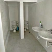 ΑΝΑΒΑΘΜΙΣΤΗΚΑΝ ΟΙ ΧΩΡΟΙ ΥΓΙΕΙΝΗΣ ΣΤΟ ΔΗΜΟΤΙΚΟ ΣΧΟΛΕΙΟ ΚΑΜΑΡΙΟΥ