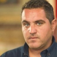 ENA AKOMA NEO ΠΑΙΔΙ, ΘΥΜΑ ΤΟΥ ΜΟΛΩΧ ΤΗΣ ΑΣΦΑΛΤΟΥ