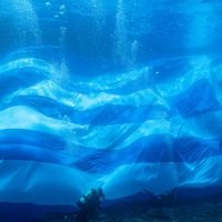 ΠΟΝΤΙΣΗ ΤΗΣ ΜΕΓΑΛΥΤΕΡΗΣ ΕΛΛΗΝΙΚΗΣ ΣΗΜΑΙΑΣ ΣΤΗ ΘΑΛΑΣΣΑ ΤΗΣ ΣΑΝΤΟΡΙΝΗΣ