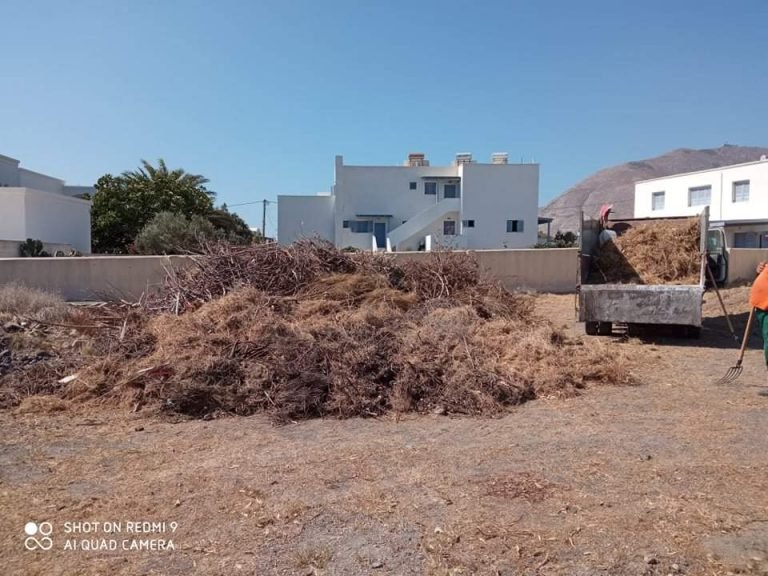 Καθαρισμός του ελικοδρομίου στη Θηρασιά