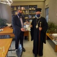 ΕΠΙΣΚΕΨΗ ΤΟΥ ΣΕΒΑΣΜΙΩΤΑΤΟΥ ΜΗΤΡΟΠΟΛΙΤΗ ΣΥΡΟΥ ΣΤΟ ΔΗΜΑΡΧΕΙΟ ΘΗΡΑΣΟ