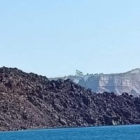 Η ΜΕΓΑΛΗ (1.500 Τ.Μ) ΣΗΜΑΙΑ ΚΥΜΑΤΙΣΕ ΣΤΟΝ ΟΥΡΑΝΟ ΤΗΣ ΣΑΝΤΟΡΙΝΗΣ