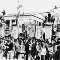 ΣΥΡΙΖΑ ΘΗΡΑΣ: “Τιμάμε τους νεκρούς μας,΄τους νέους με τα πρησμένα πόδια που τους έλεγαν αλήτες’.