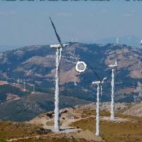 ΚΑΤΙ ΣΑΝ ΝΑΙ ΜΕΝ ΑΛΛΑ, Η ΠΕΡΙΦΕΡΕΙΑ ΓΙΑ ΤΙΣ ΑΝΕΜΟΓΕΝΝΗΤΡΙΕΣ
